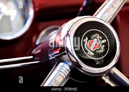 Lenkrad in einem klassischen Buick-Auto auf einer Automeisterschaft Stockfoto