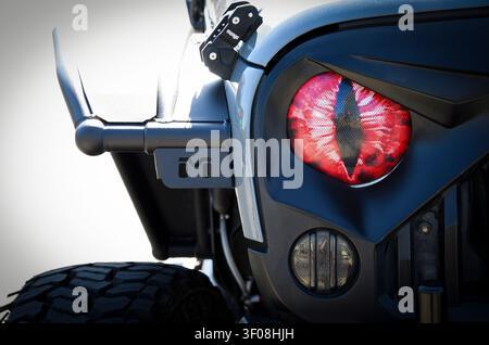 Jeep Wrangler-Scheinwerfer auf einer Autoausstellung Stockfoto