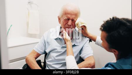Pflegekraft, Helfer und alter Mann im Bad zur Hautpflege, Gesichtswäsche und Hygienehilfe. Krankenschwester, Haus und Seniorin mit Behinderung Stockfoto