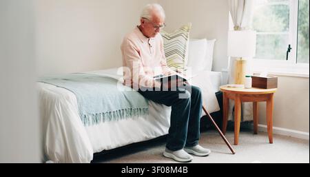 Senior, Mann und Lesen mit Bibel zu Hause für Religion, Glauben oder heiliges Studium im Ruhestand. Ältere Menschen, männliche Person oder Rentner mit Buch Gottes für Stockfoto