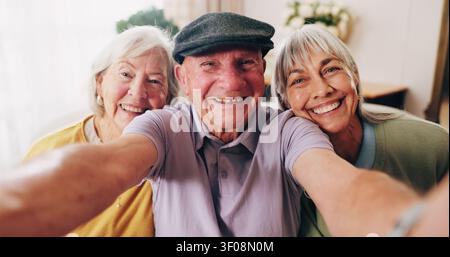 Porträt, Selfie und Lächeln älterer Menschen im Altersheim zusammen für Bindungen oder Erinnerungen. Gemeinschaft, glücklich und fotografieren mit einer Gruppe von Senioren Stockfoto