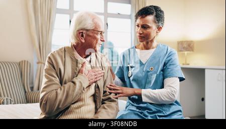 Brustschmerzen, Gesundheit und Krankenschwester sprechen mit alten Mann im Schlafzimmer des Altersheims zur Beratung. Atmung, medizinische Hilfe und Seniorin im Bett Stockfoto