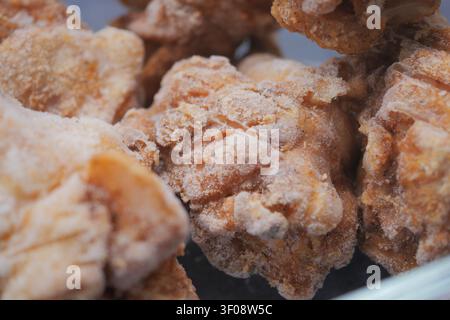 Gefrorenes frittiertes Huhn auf einem Tisch Stockfoto