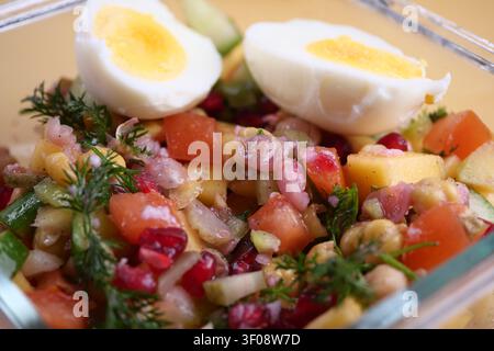 Lebendige Salatmischung mit frischen Zutaten und Eiern oben drauf Stockfoto