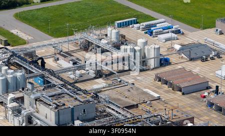 Aus der Vogelperspektive einer Industrieanlage mit großen Lagertanks, komplexen Rohrleitungssystemen und Lagerbehältern in einem gepflasterten Hof in Zaltbommel, Gelder Stockfoto