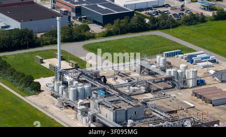 Aus der Vogelperspektive einer Industrieanlage mit großen Lagertanks, komplexen Rohrleitungssystemen und Lagerbehältern in einem gepflasterten Hof in Zaltbommel, Gelder Stockfoto