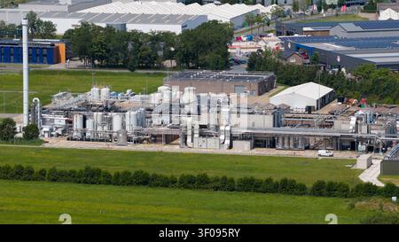 Aus der Vogelperspektive einer Industrieanlage mit großen Lagertanks, komplexen Rohrleitungssystemen und Lagerbehältern in einem gepflasterten Hof in Zaltbommel, Gelder Stockfoto