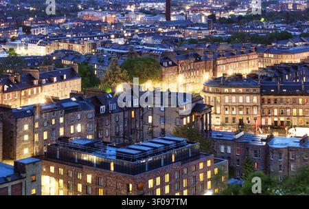 Alte Häuser in Edinburgh bei Nacht, Luftbild Stockfoto