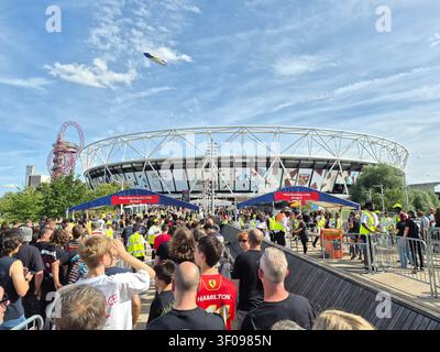 Musikfans stellen sich am London Stadium im Queen Elizabeth Olympic Park, London, UK, an Stockfoto