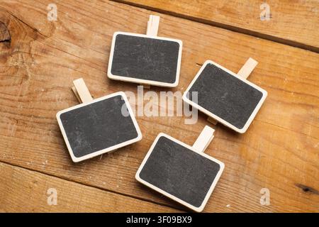 Vier kleine Tafeln auf einem Holztisch mit Blick von oben Stockfoto