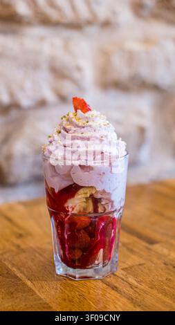 Gourmet-Erdbeer-Milchshake mit Schlagsahne-Topping in einem stilvollen Café Stockfoto