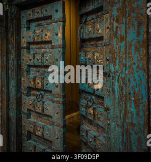 Verwitterte Vintage-Holztüren mit abblätternder blauer Farbe Stockfoto