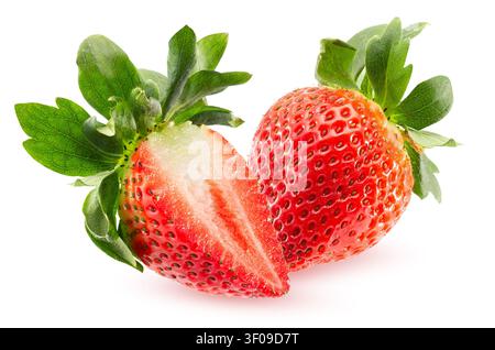 Eine lebendige Nahaufnahme zeigt zwei reife, rote Erdbeeren – eine ganze und eine Hälfte – und unterstreicht ihre saftige Textur und ihr wunderbares Aussehen. Perfe Stockfoto