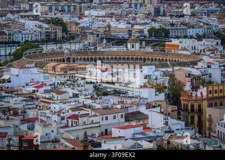Panoramablick auf Sevilla mit der historischen Plaza de Toros Stockfoto