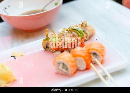 Sushi-Nahaufnahme zeigt das Risiko einer Lebensmittelvergiftung durch rohen Fisch. Parasiten in ungekochtem Meeresfrüchte stellen ernsthafte Gesundheitsgefahren dar. Unsicheres Essen mit potenziellen Bakterien und lebensmittelbedingten Krankheiten durch unsachgemäße Handhabung Stockfoto