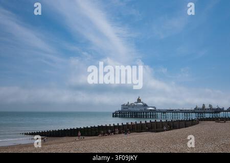 Blick auf den Pier in Eastbourne im Sommer Stockfoto