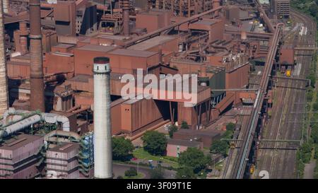 Luftaufnahme des Kokerei Schwelgern Kokerei-Werks am Standort thyssenkrupp Steel mit Industrieschornsteinen, Stahlkonstruktionen und Eisenbahngleisen in Duis Stockfoto
