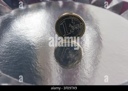 Eine Euro-Münze auf einem Silberteller. Stockfoto