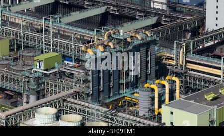 Luftaufnahme der Kokerei Schwelgern KBS thyssenkrupp Steel mit komplexen industriellen Rohrleitungen, Kühltürmen und Stahlkonstruktionen in Duisburg, Nord Stockfoto