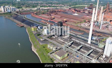 Luftaufnahme des Kokerei Schwelgern Kokerei im thyssenkrupp Steel-Komplex mit Schornsteinen und Förderbändern entlang des Rheins in Duisburg, Nord-R Stockfoto