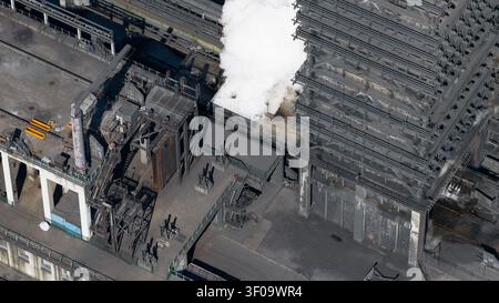Luftaufnahme der Kokerei Schwelgern KBS thyssenkrupp Steel mit Industriestrukturen und Dampf aus der Kokerei Duisburg, Nordrhein-WE Stockfoto