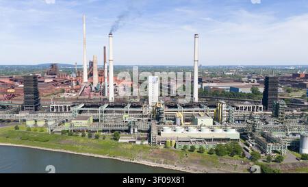 Luftaufnahme der Kokerei Schwelgern im Werk thyssenkrupp Steel mit hohen Schornsteinen und komplexen Stahlkonstruktionen in Duisburg, Nord-R Stockfoto
