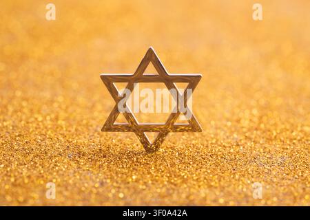 Jüdischer Stern von david auf goldenem Hintergrund Stockfoto