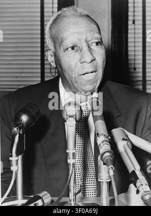 ASA Philip Randolph, halblanges Porträt, leicht nach rechts gerichtet, hinter Mikrofonen während eines Presseinterviews / World Telegram & Sun Foto von Ed Ford. Datum 1964.(1964.) Quellenbibliothek der Congress Prints and Photographs Division. New York World-Telegram und The Sun Newspaper Photography Collection. Autor des New York World-Telegram und des Sun Staff Fotografen Credit:Photo12/Ann Ronan Picture Library Stockfoto