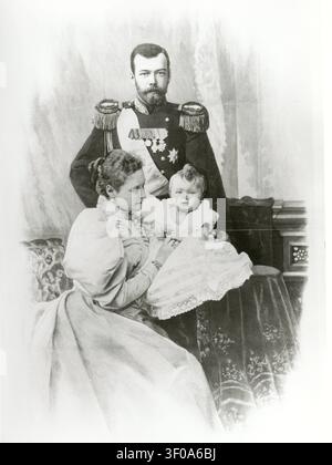 Zar Nicholas II von Rußland mit Zarin Alexandra Fyodorovna und ihre Tochter Olga Nikolaevna c1896. Stockfoto