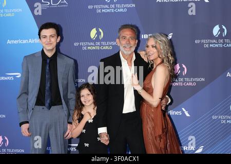 Jeffrey Dean Morgan, Hilarie Burton Morgan und ihre Kinder (L) Augustus Morgan, (R) George Virginia Morgan nehmen an der Eröffnungszeremonie während des 65. Monte-Carlo Television Festivals am 12. Juni 2026 in Monte-Carlo, Monaco Teil Foto Thierry Carpico, Foto: Thierry Carpico/Photo12 Stockfoto