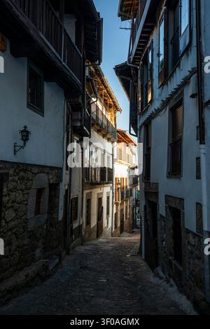 Bezaubernde Ecken des historischen Zentrums von Candelario, Salamanca, Kastilien und León, Spanien. Stockfoto
