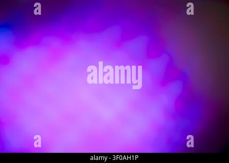 Abstraktes Bild mit verschwommenem Hintergrund, bei dem satte Lila- und Blautöne ineinander übergehen, ideal für kreative Projekte und visuelles Design Stockfoto