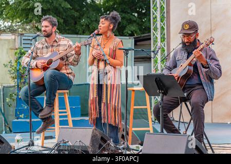 Portsmouth, NH, USA – 24. Juni 2026: Farayi Malek und Band treten bei einem Open-Air-Konzert auf dem Prescott Park Arts Festival auf. Stockfoto