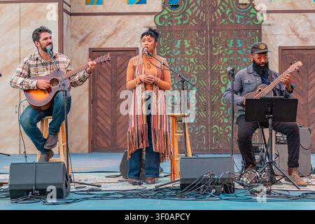 Portsmouth, NH, USA – 24. Juni 2026: Farayi Malek und Band treten bei einem Open-Air-Konzert auf dem Prescott Park Arts Festival auf. Stockfoto