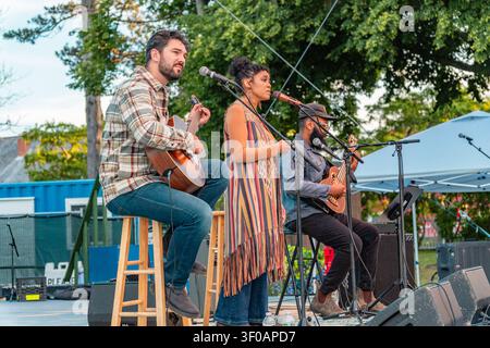 Portsmouth, NH, USA – 24. Juni 2026: Farayi Malek und Band treten bei einem Open-Air-Konzert auf dem Prescott Park Arts Festival auf. Stockfoto
