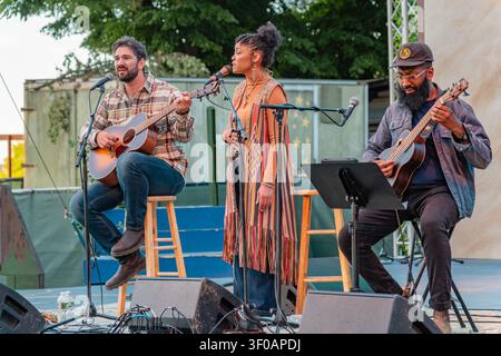 Portsmouth, NH, USA – 24. Juni 2026: Farayi Malek und Band treten bei einem Open-Air-Konzert auf dem Prescott Park Arts Festival auf. Stockfoto