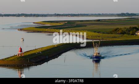 Aus der Vogelperspektive des niederländischen Garnelenfischers ST28 Lubbert Senior, das während des Sonnenuntergangs in der goldenen Stunde den Hafen Stavoren in Friesland verlässt. Stockfoto