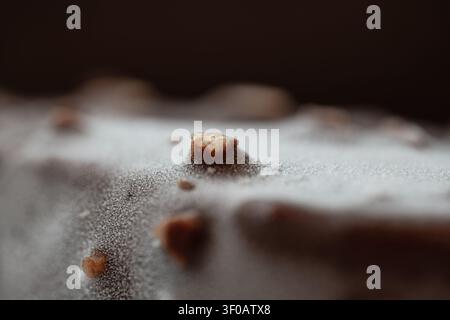 Gefrorene Schokoladenriegel mit Mandelstücken und Frost auf der Oberfläche Stockfoto