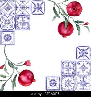 Quadratischer Rahmen aus traditionellen portugiesischen Azulejo-Fliesen und Granatapfelbranche. Blaues Mittelmeer, spanische Keramiktraditionen. Handgezeichnetes Aquarell Stockfoto