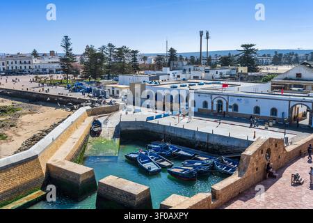 Blick auf Boote, die im kleinen Innenhafen von Skala du Port in Essaouira, Marokko, Nordafrika liegen Stockfoto