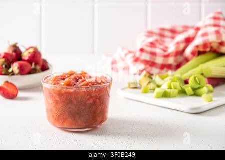 Hausgemachte Erdbeer-Rhabarber-Konfitüre serviert in einer Glasschale Stockfoto