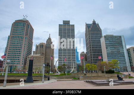 Das beeindruckende Bogendenkmal am Hart Plaza mit einem Gebäude der Woodward Avenue und dem Ally Detroit Center im Hintergrund im Zentrum von Detroit, Michigan MI, USA Stockfoto