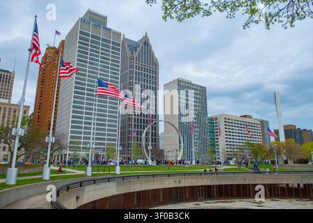Das beeindruckende Bogendenkmal am Hart Plaza mit einem Gebäude der Woodward Avenue und dem Ally Detroit Center im Hintergrund im Zentrum von Detroit, Michigan MI, USA Stockfoto