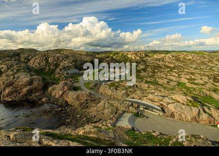 Lindesnes, Norwegen - 11.06.2026: Luftaufnahme einer gewundenen Asphaltstraße durch felsiges Küstengelände unter dramatischen weißen Wolken Stockfoto