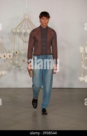 Berlin, Deutschland, 2. Juli 2026. Ein männliches Model läuft während der Mariusz Przybylski SS27-Kollektion Modenschau bei fashionweek berlin über den Laufsteg. Stockfoto