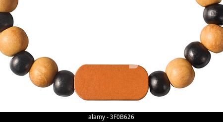 Holzperlenarmband isoliert auf weißem Hintergrund, schwarze und natürliche runde Perlen mit leerem flachem orangefarbenem Mittelstück, Makro-Nahaufnahme von oben Stockfoto