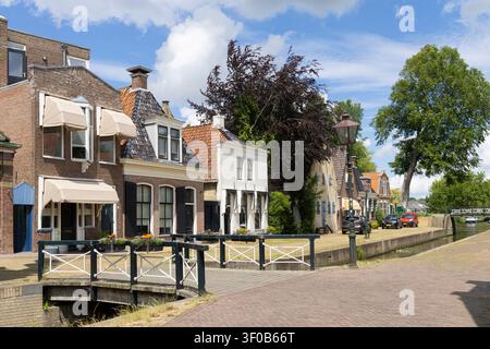 Franeker, Niederlande – 10. Juni 2026: malerische Kanalszene in Franeker Friesland, Niederlande mit historischen Backsteinhäusern, einem kleinen hölzernen B Stockfoto