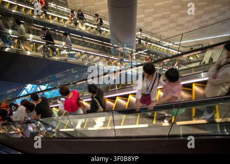 Menschen fahren die mehrstufigen Rolltreppen in der Tokyo Skytree Town, Sumida City, Tokio, Japan. Das Bild zeigt das auffällige Netzwerk der Kreuzungen Stockfoto