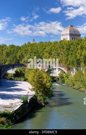 Rom, Italien - 8. Oktober 2020: Die antike Pons Fabricius (Fabricio-Brücke) über den Tiber mit der Kuppel der Großen Synagoge von Rom Stockfoto
