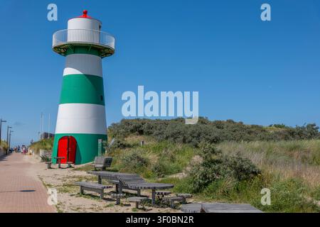 Installationskunstwerk in Form eines Leuchtturms auf den Sanddünen der belgischen Küste Stockfoto